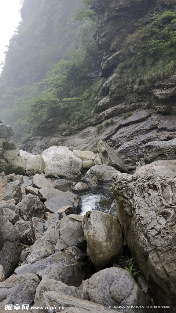 山间流水