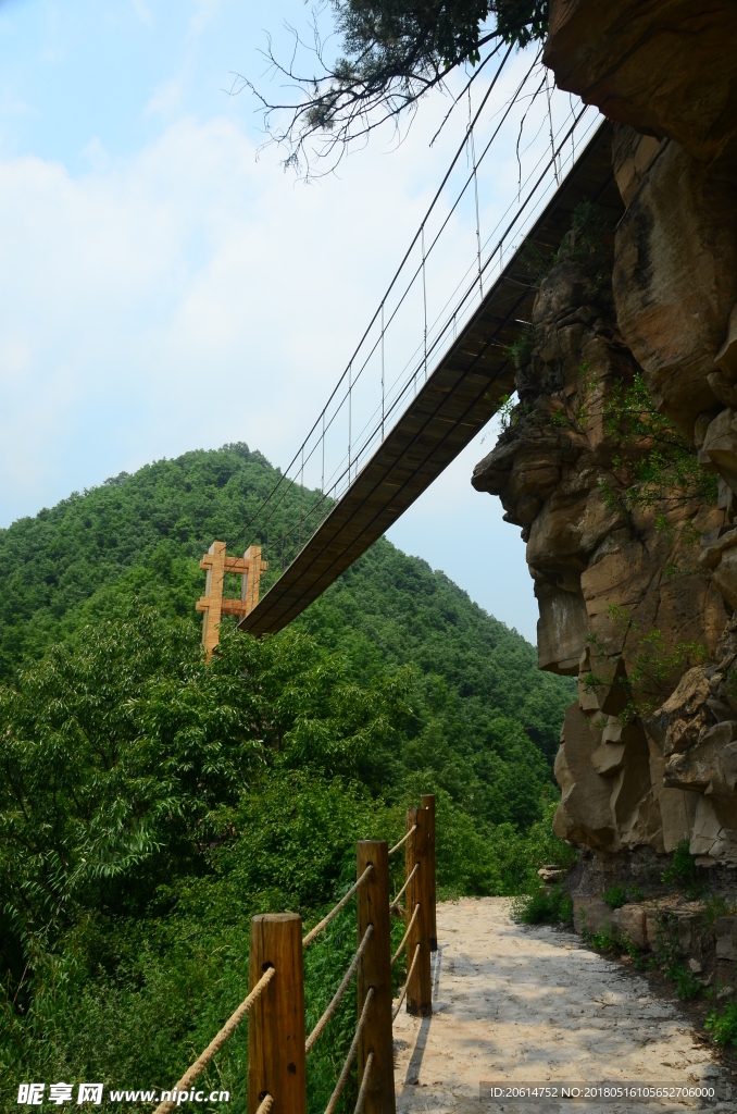 高山上的吊桥