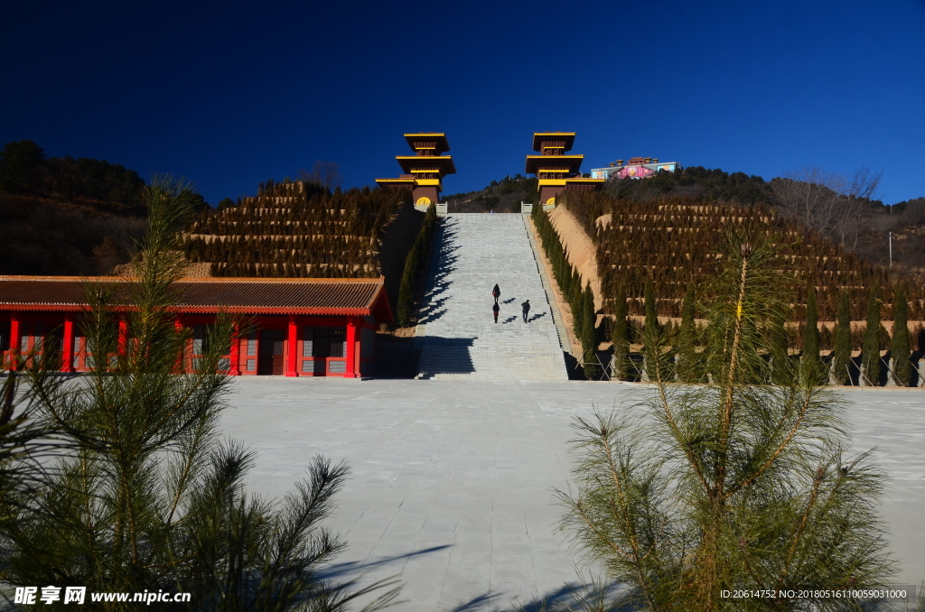 蓝天下的高山建筑
