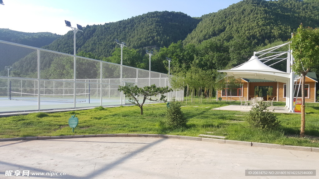 大山下的公园风景