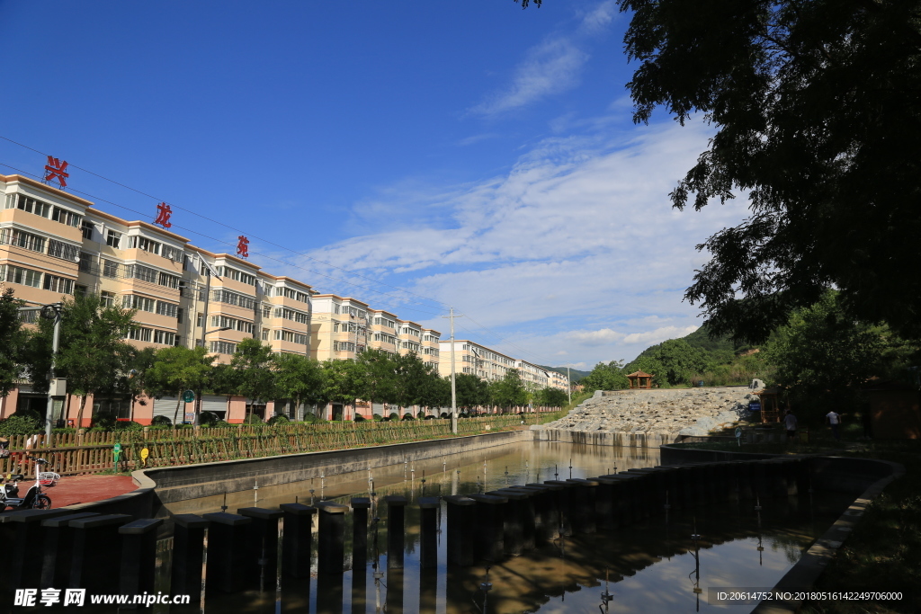 蓝天下的河道风景