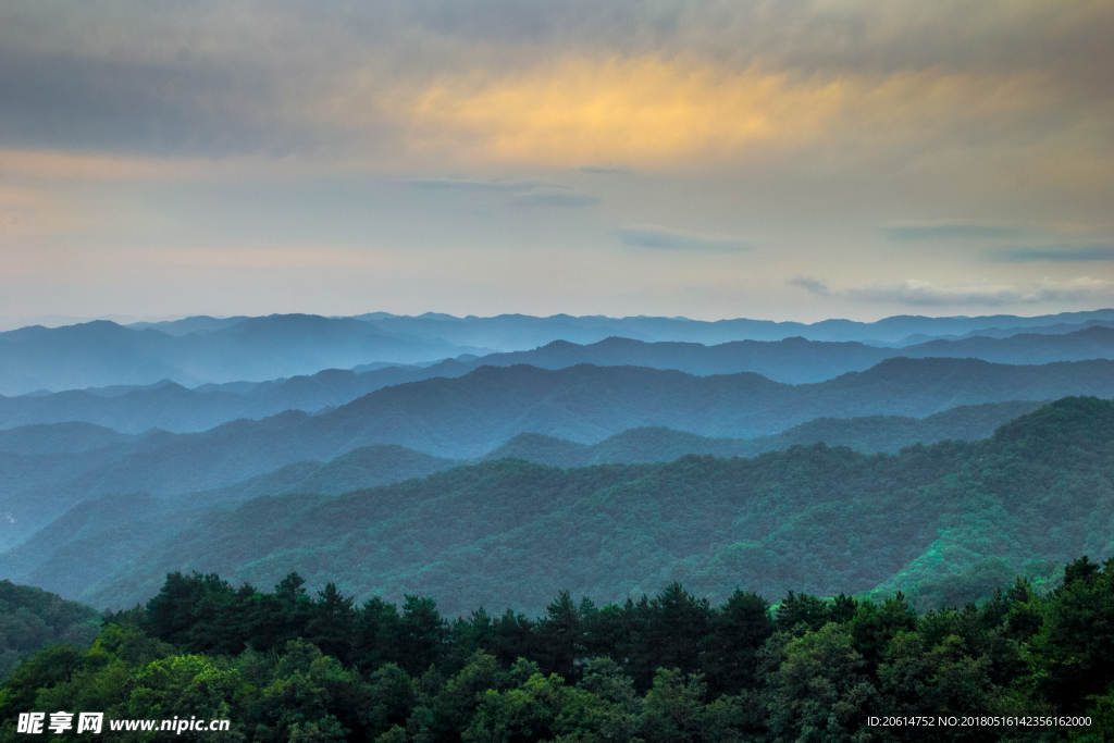 夕阳下的大山风景