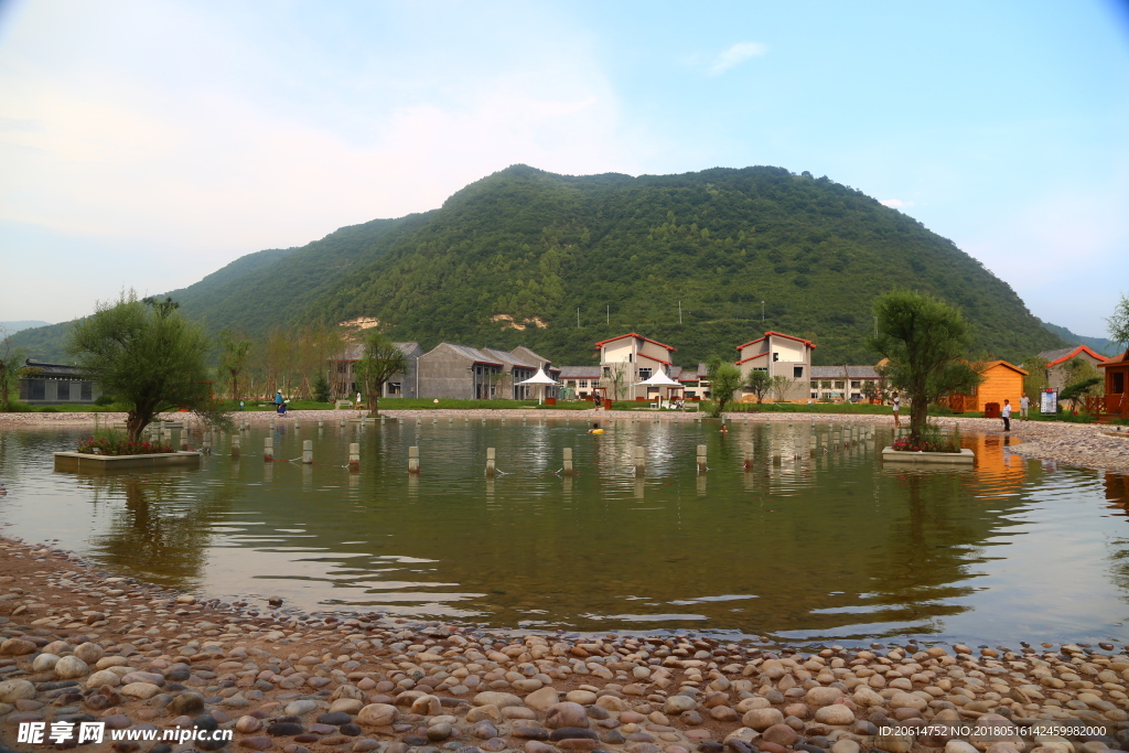山下的农家休闲区