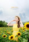 美女向日葵花海海报