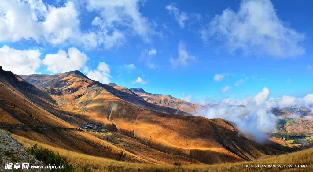 蓝天下的大山