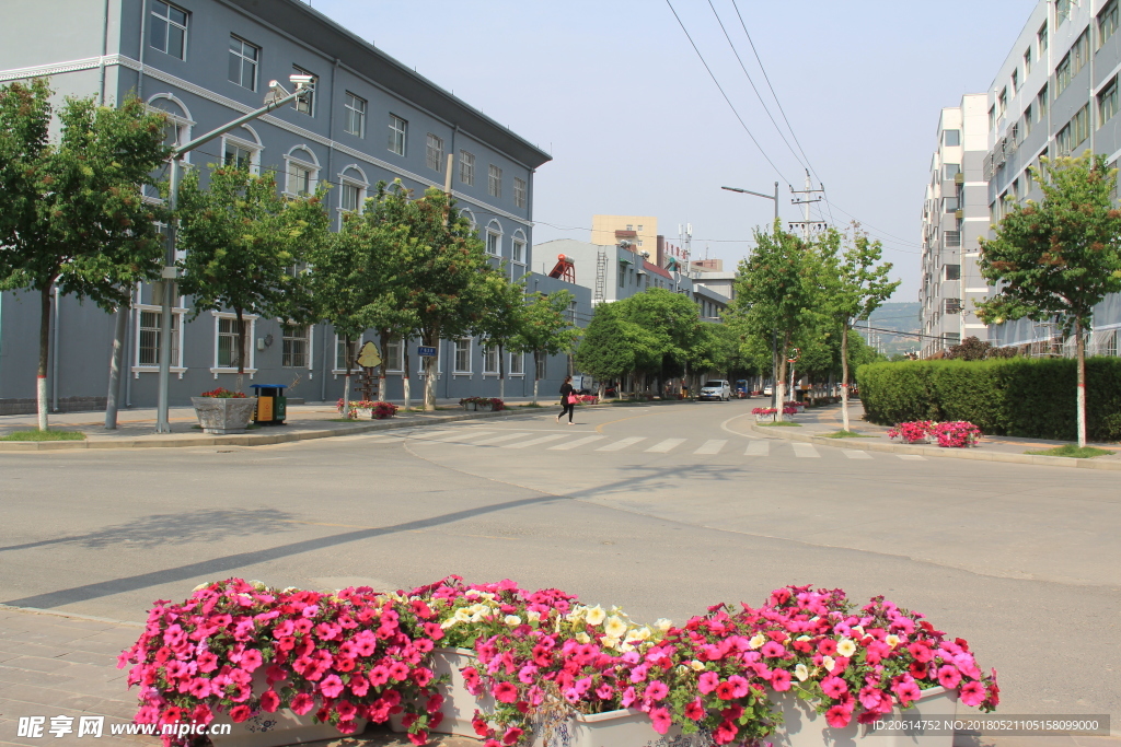 空荡荡的城市街道