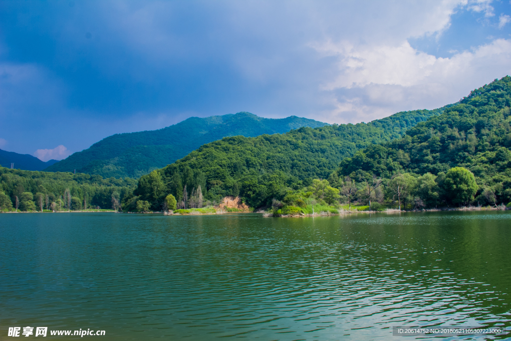 山下的湖泊风景