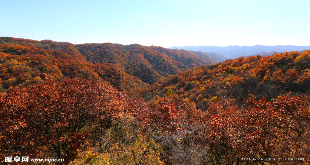 蓝天下的高山风景