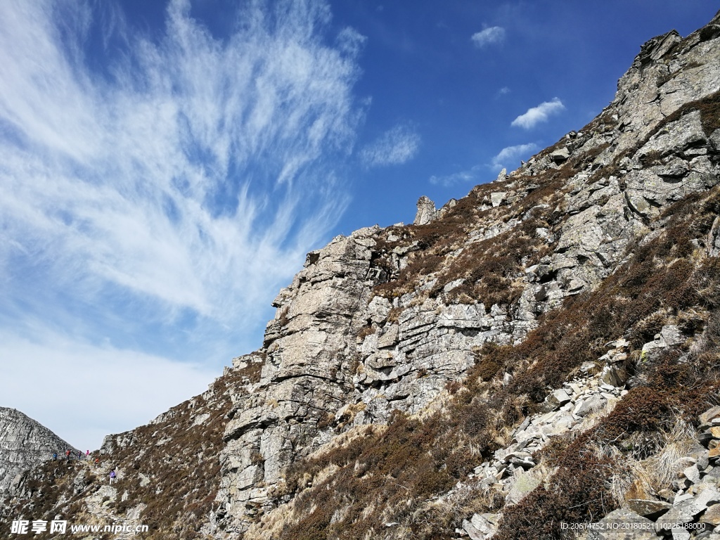 蓝天下的高山风景