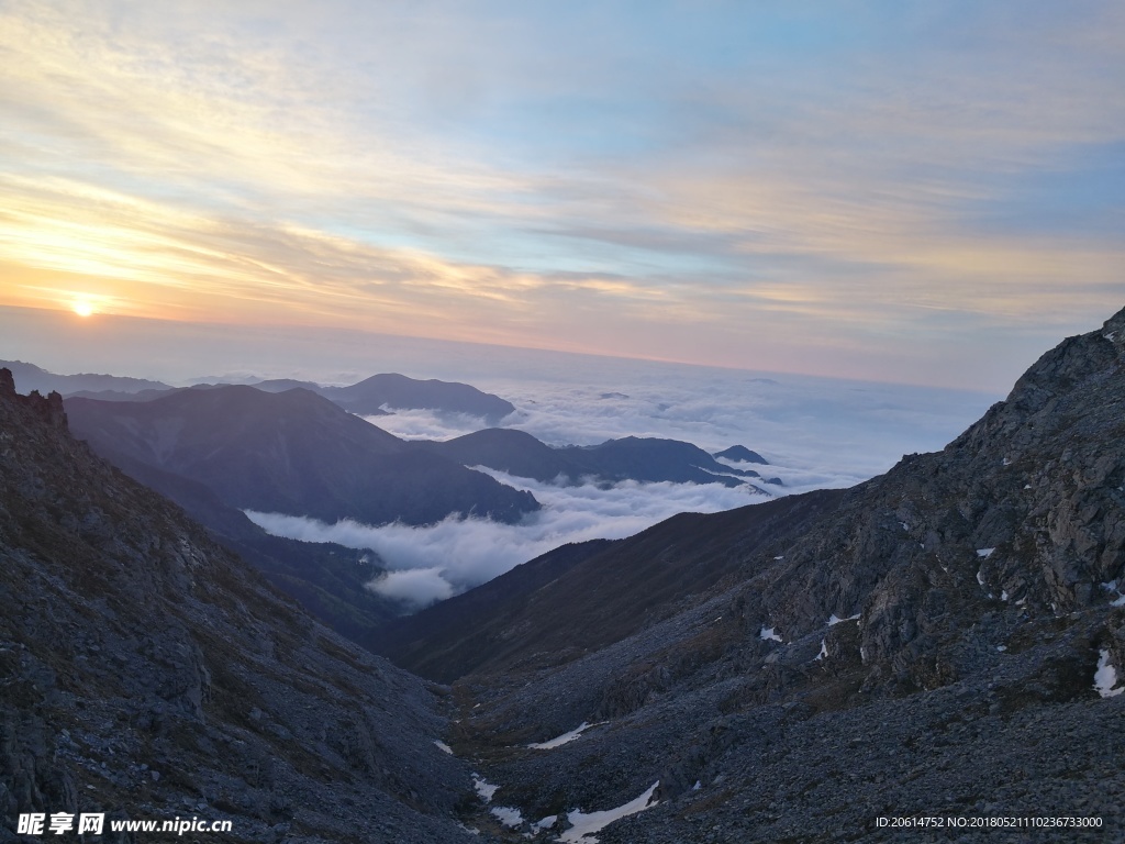 夕阳下的高山风景