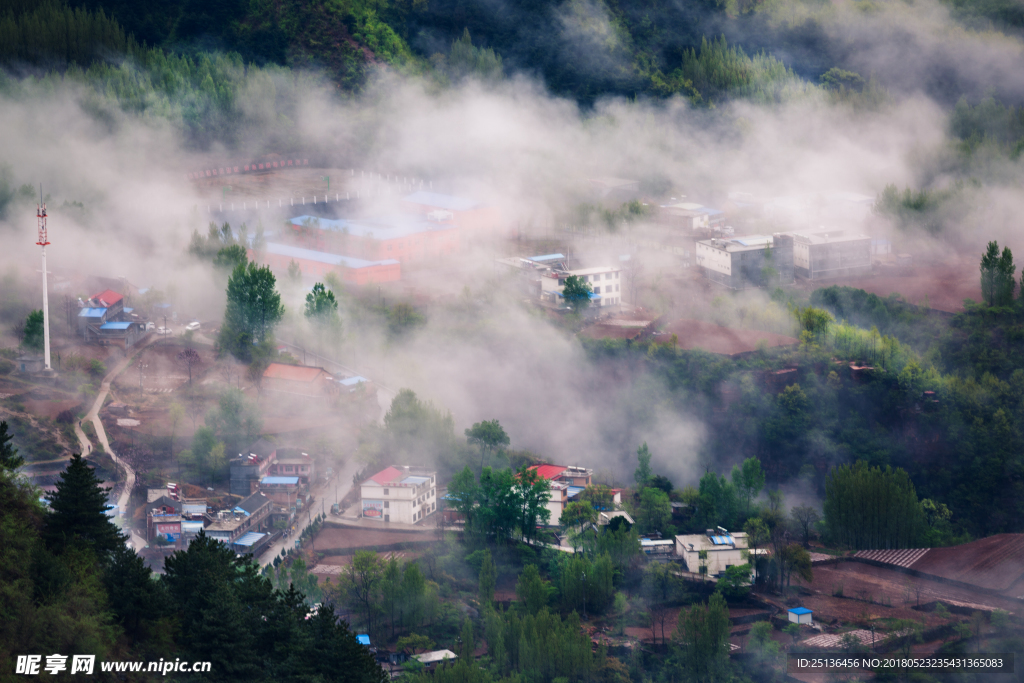 云雾弥漫的小山村