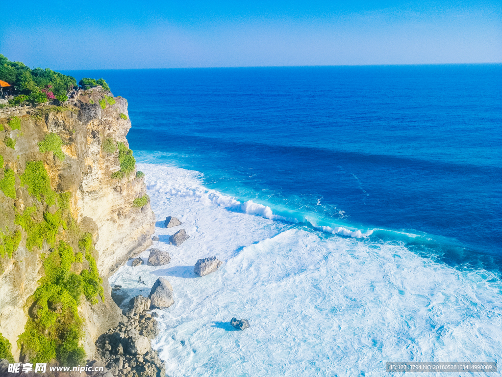 巴厘岛乌鲁瓦图海浪蓝色大海悬崖