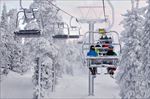 雪山缆车滑雪