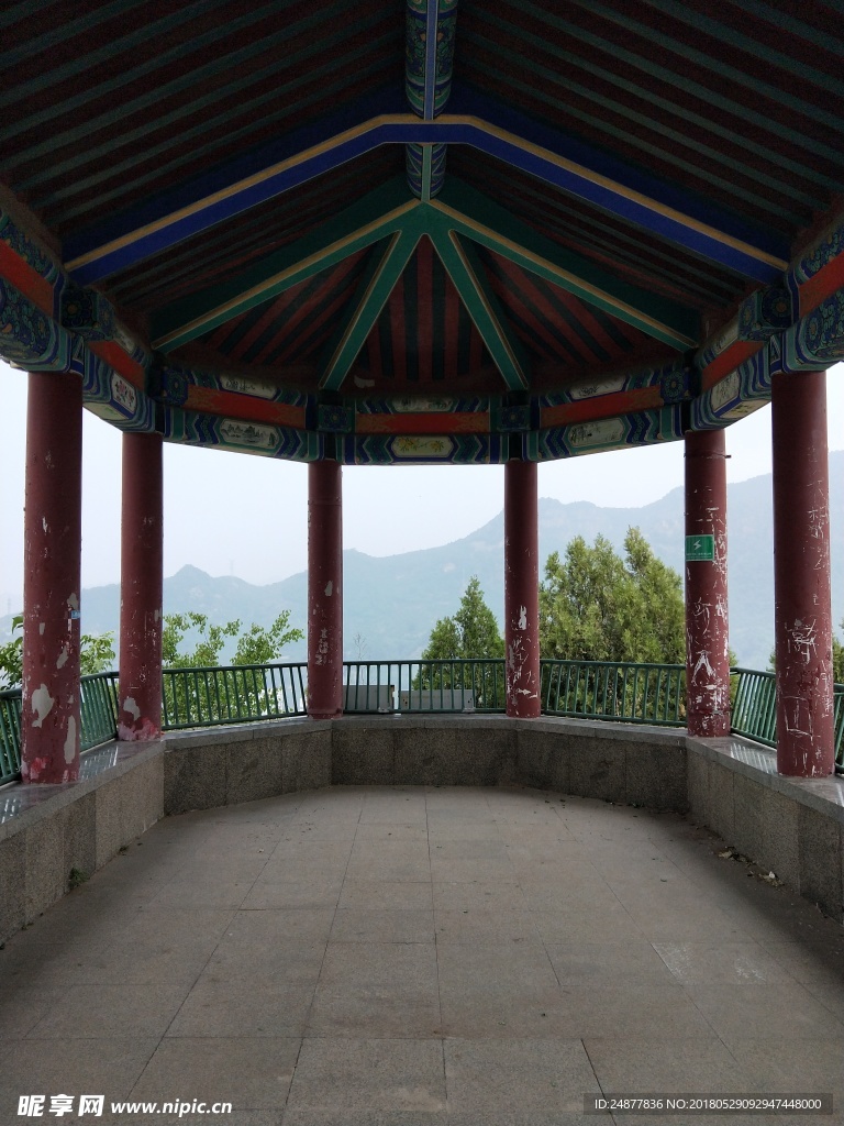 高山凉亭近景