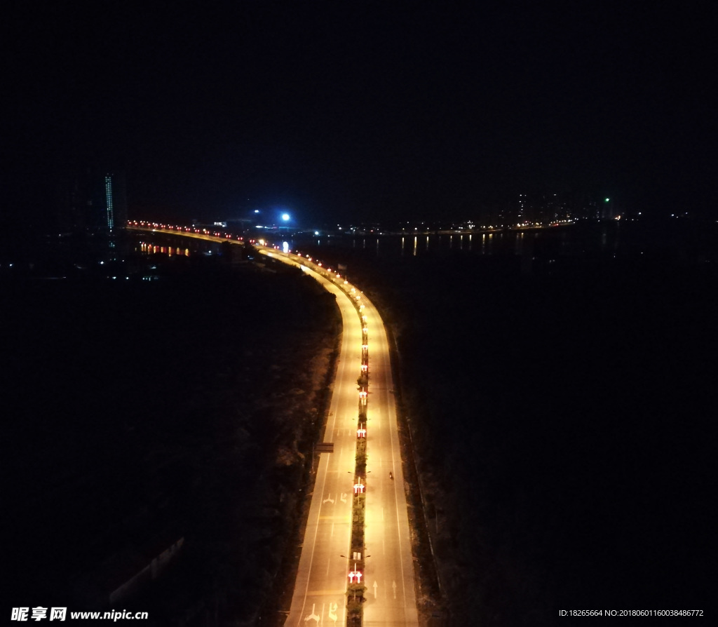 晚上的高速公路
