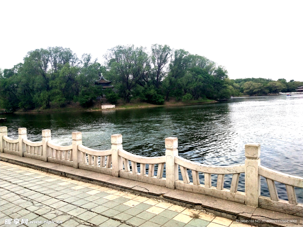 湖水绿树