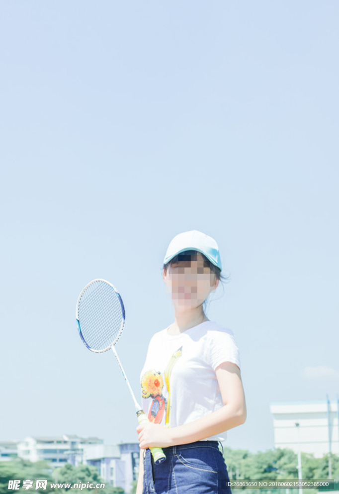 夏日小清新休闲羽毛球拍少女背景