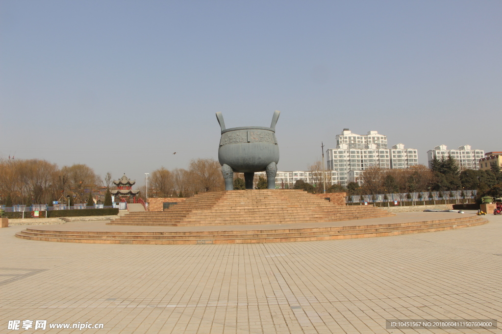 广场大鼎