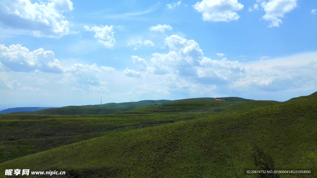 蓝天下的大山风景