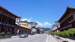 蓝天下的城市街道