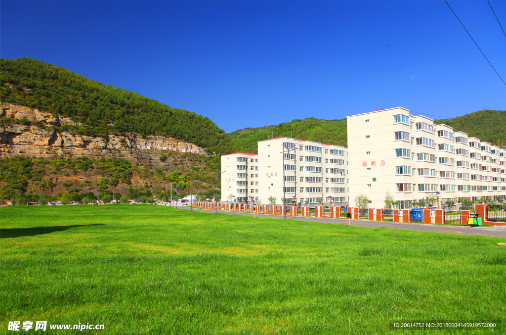 蓝天下的城市建筑