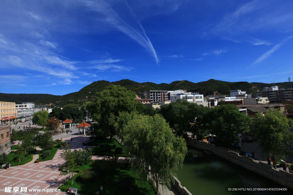 蓝天下的城市风景