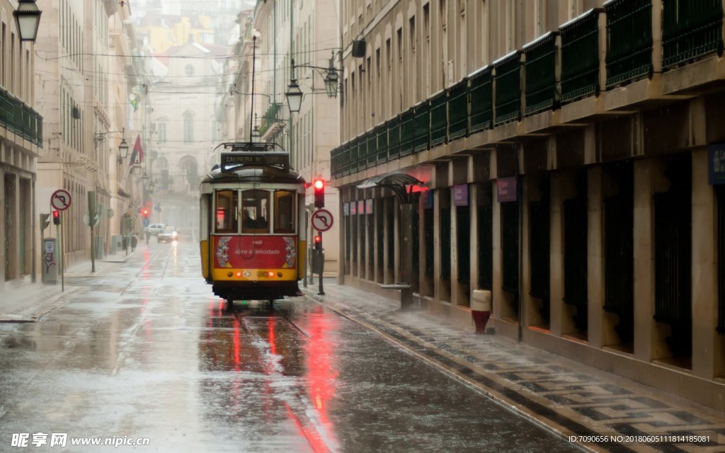 雨中的电车