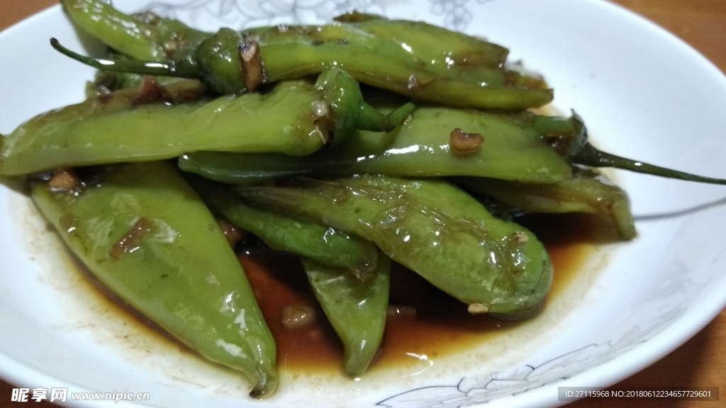 中餐美食小炒油泡尖椒虎皮尖椒