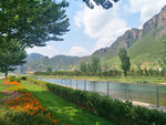 远山河流风景图