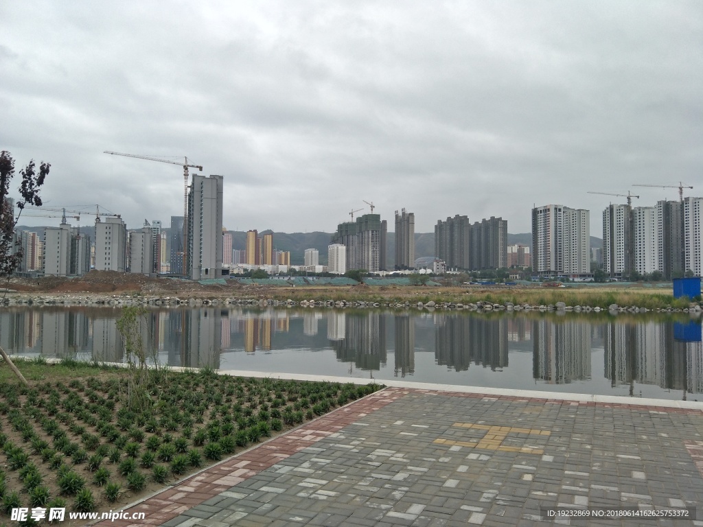 白云 天空  建筑物  草地