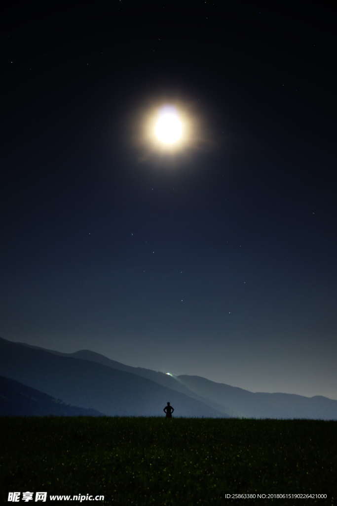 黑夜中的太阳