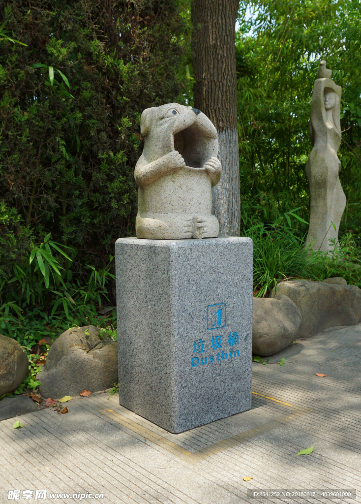 垃圾桶