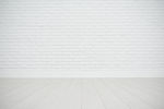 白色空白砖墙和木地板