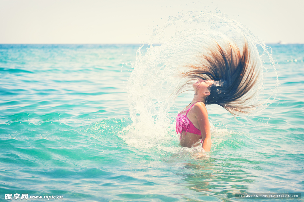 海滩海水中嬉戏的女孩美女