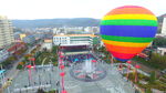 空中的彩色气球