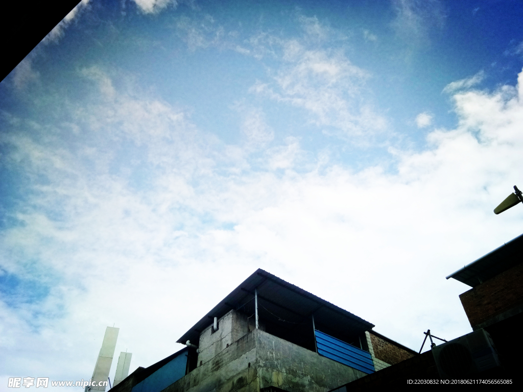 建筑外的蓝天白云