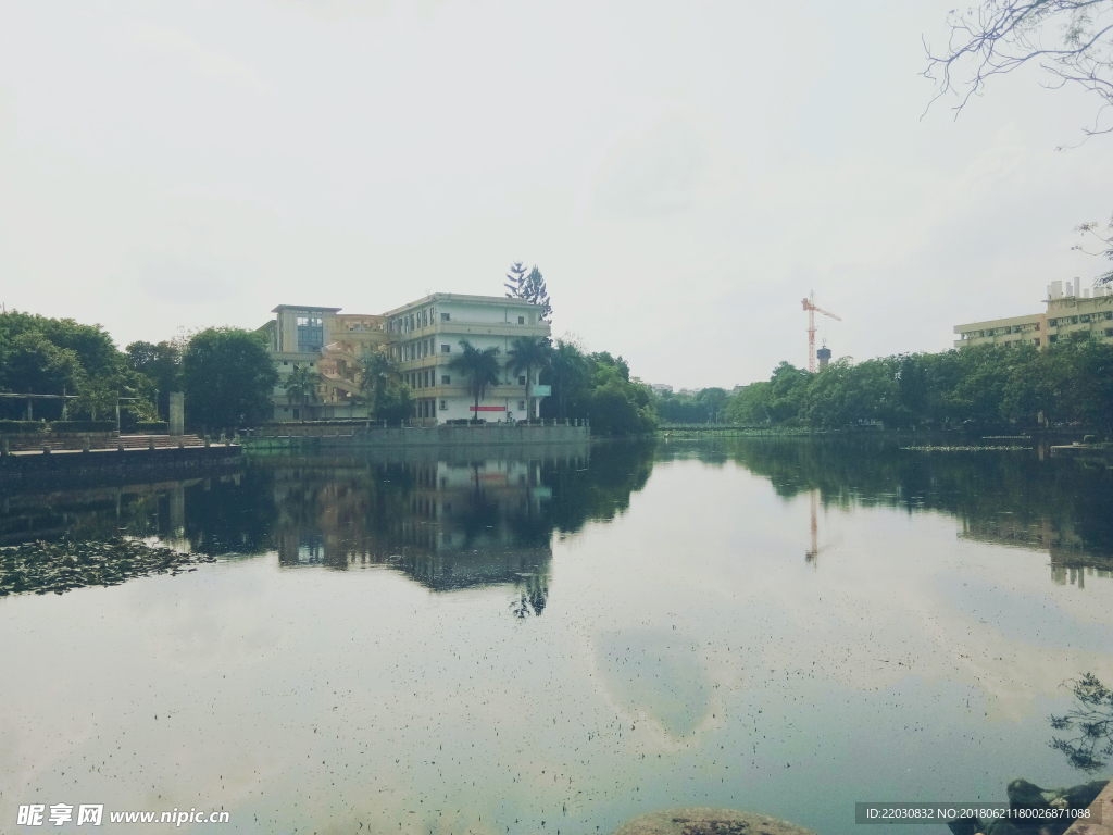 湖边建筑