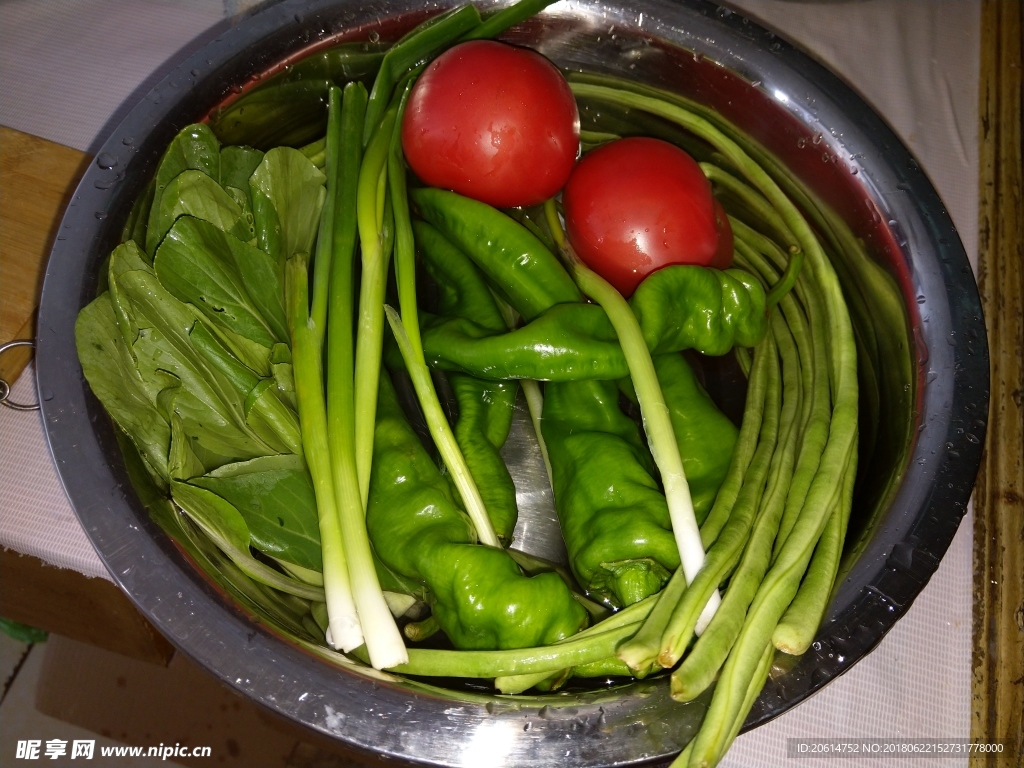 盆子里的蔬菜