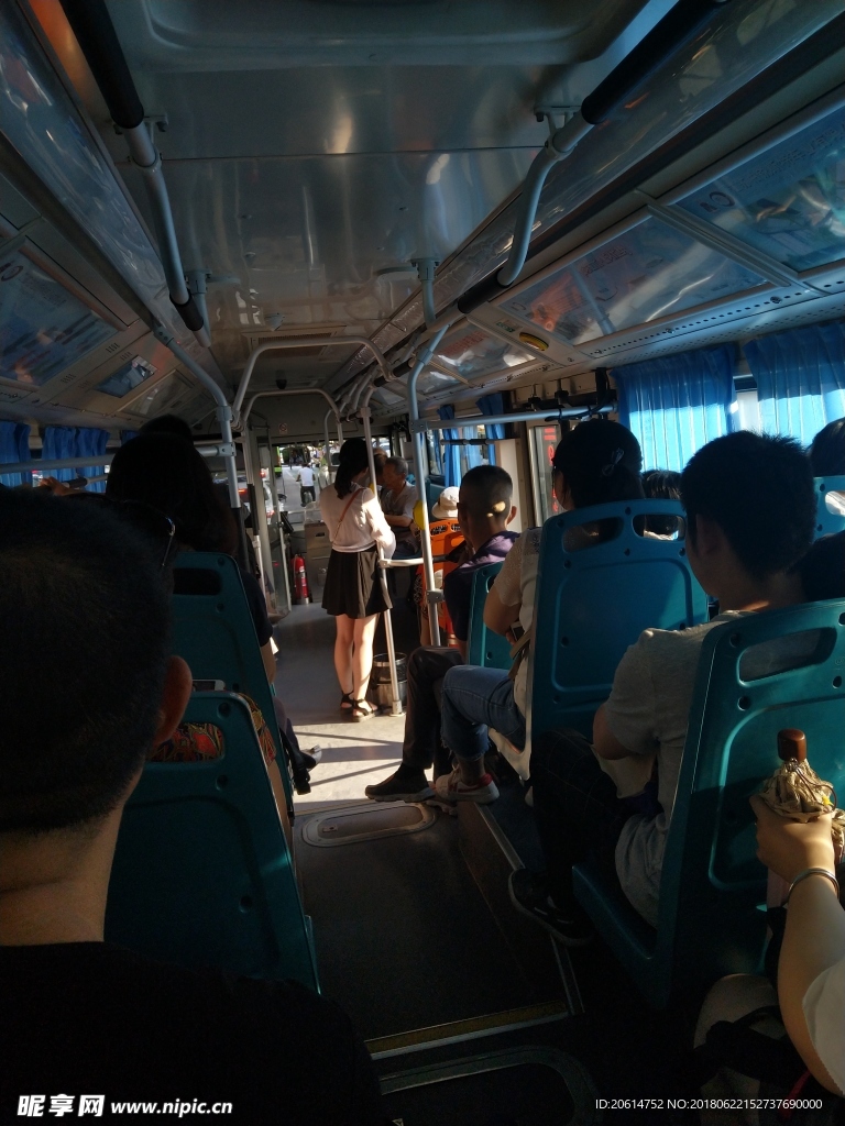 沉闷的公交车