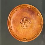 黄釉贴花宝相话禽鱼纹盘