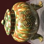 三彩贴花宝相花纹带盖三足罐