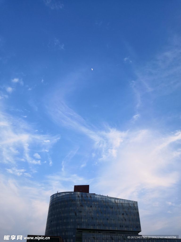 天空新月