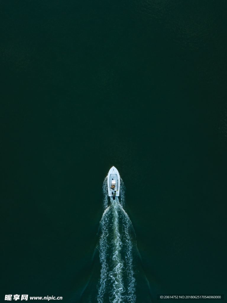 河上行驶的游艇