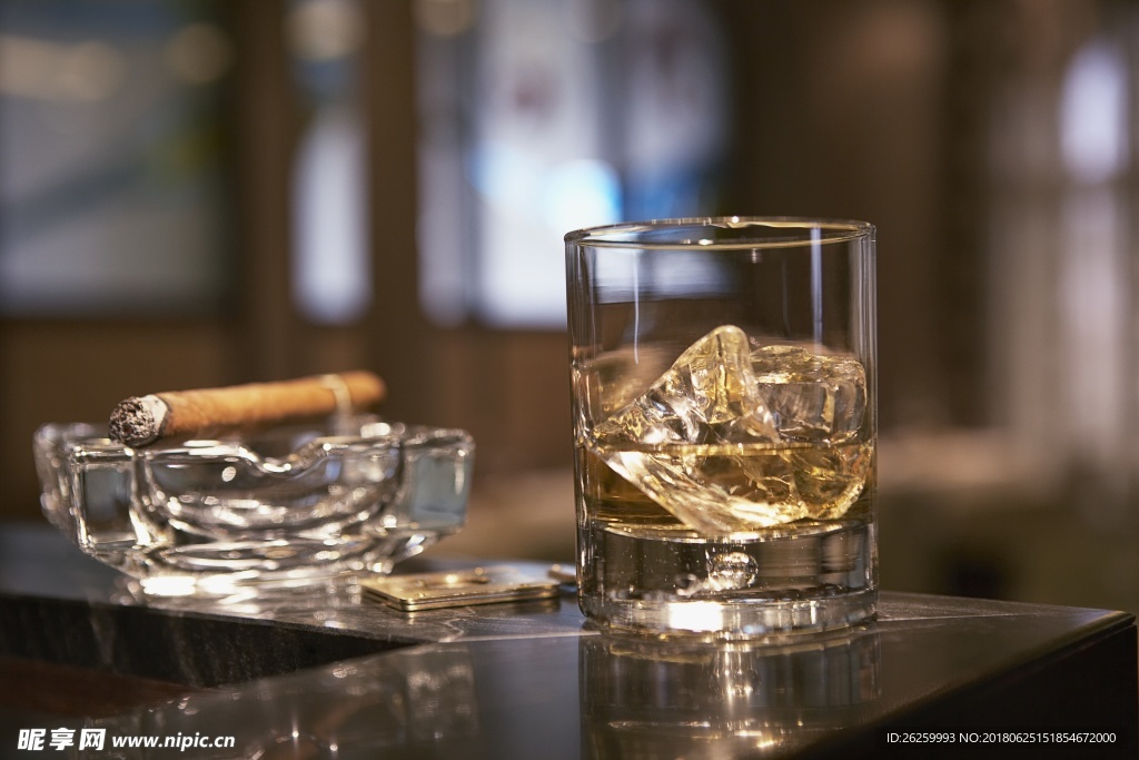 酒杯与烟灰缸