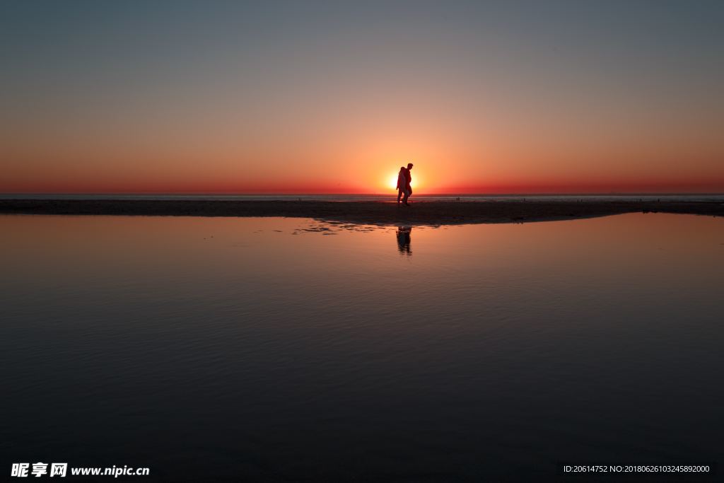夕阳下的河流风景