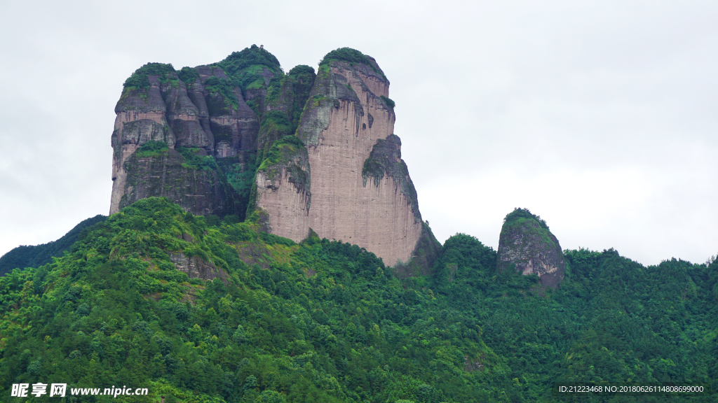 雄伟江郞山