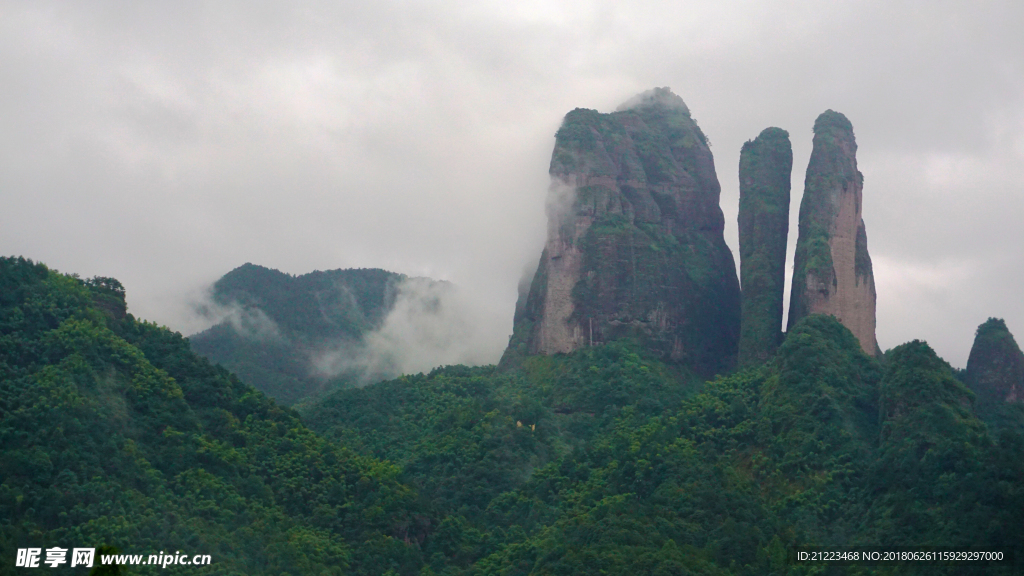 雨雾中的江郞山