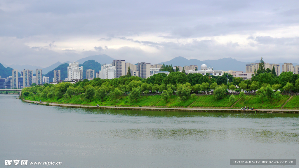 新安江畔风景