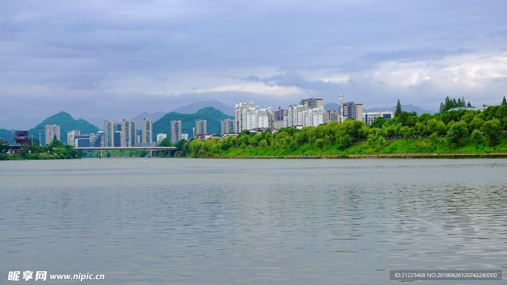 新安江畔风景