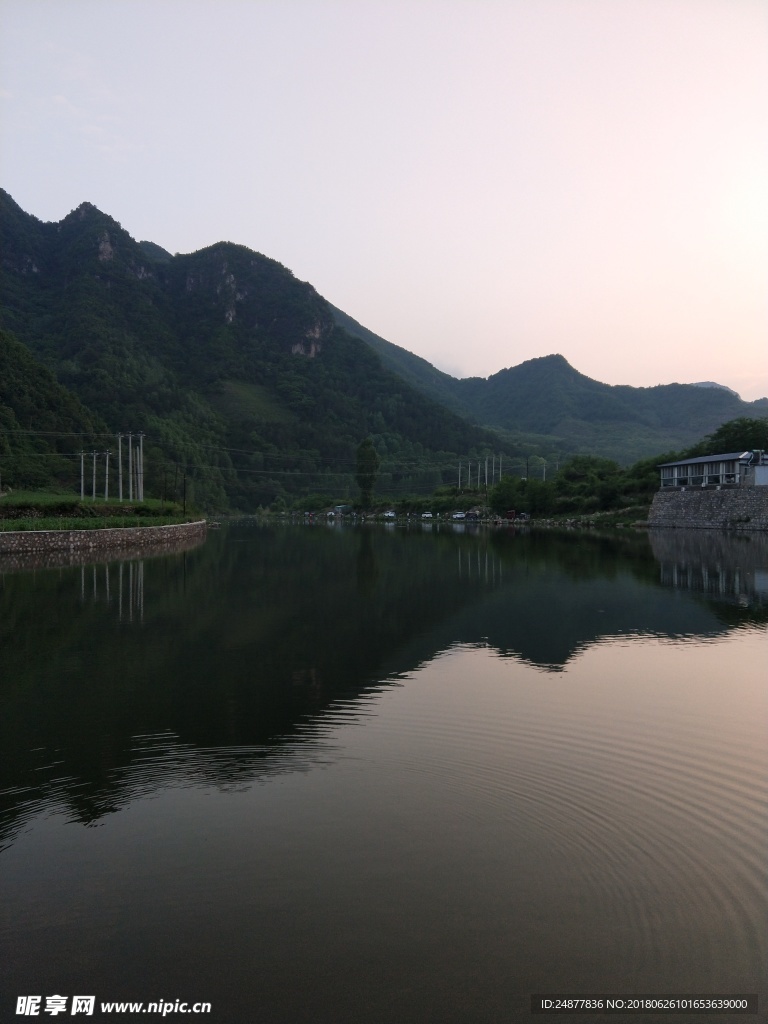 黄昏山水湖